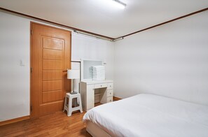 1 habitación, cortinas blackout y tabla de planchar con plancha 
