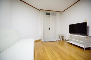 1 habitación, cortinas blackout y tabla de planchar con plancha 