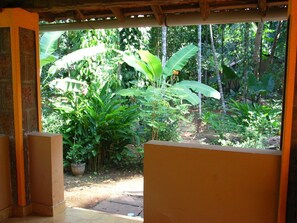 Cottage Grand, letti multipli, terrazzo, vista giardino | Vista dalla camera