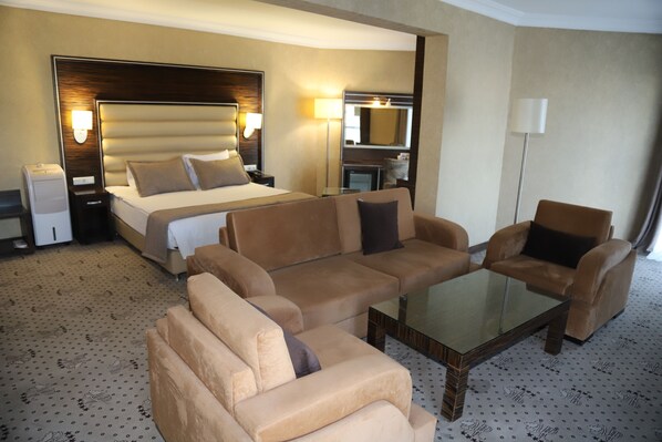 Suite | Minibar, in-room safe, desk, free WiFi