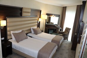 Classic Twin Room | Minibar, in-room safe, desk, free WiFi