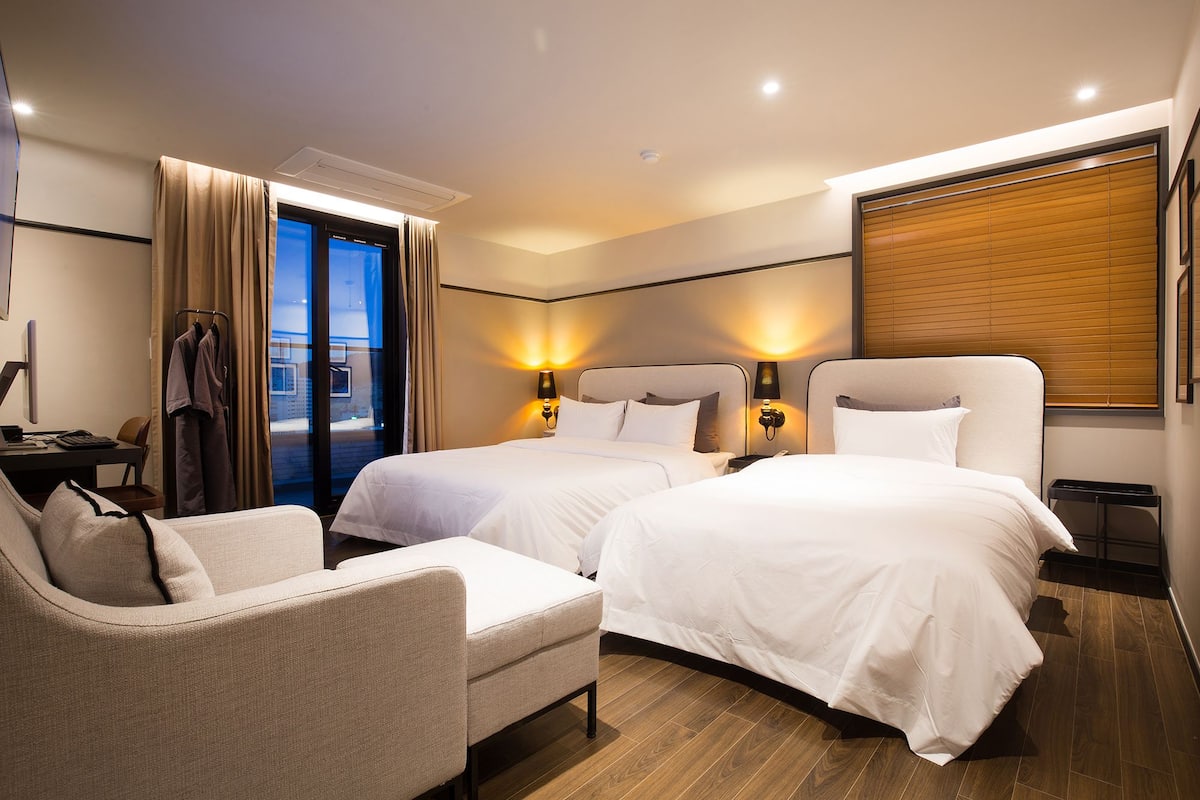 Habitación Deluxe con 2 camas individuales | Ropa de cama de alta calidad, sistema de insonorización, wifi gratis