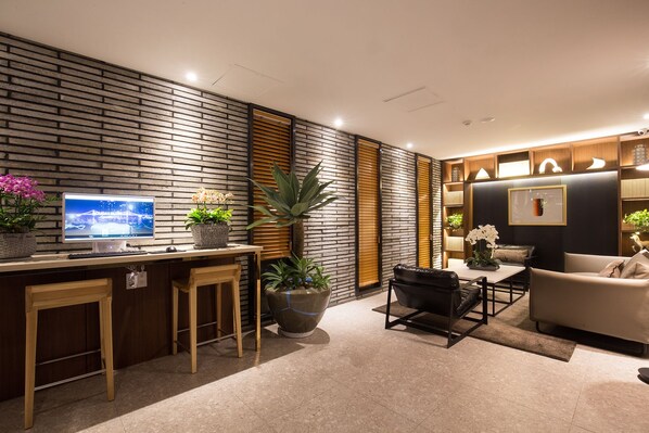 Lobby sitting area - Brown-Dot Choup (Busan)