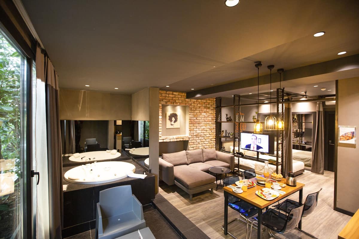 1 bedroom, premium bedding, in-room safe, desk