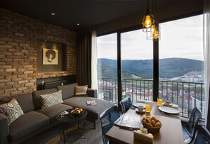 Rom, 1 soverom, sjøutsikt | 1 soverom, sengetøy av topp kvalitet, safe på rommet og skrivebord