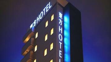 Fachada da propriedade à noite