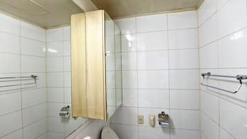 Căn hộ | Phòng tắm | Buồng tắm vòi sen, đồ dùng nhà tắm miễn phí, máy sấy tóc