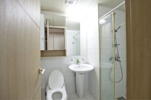 Apartamento | Banheiro | Chuveiro, produtos de toalete grátis, secador de cabelo, chinelos