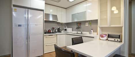 Apartment | Essbereich im Zimmer