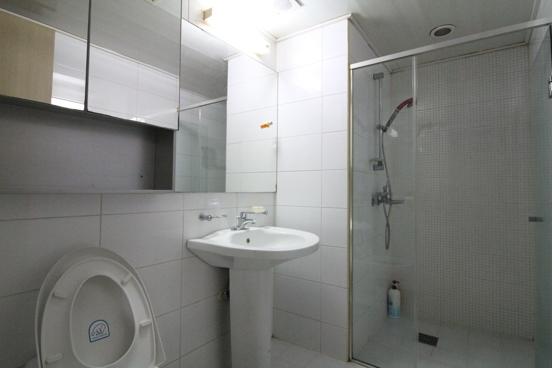 Shower, perlengkapan mandi gratis, pengering rambut, dan handuk