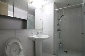 Dusche, kostenlose Toilettenartikel, Haartrockner, Handtücher