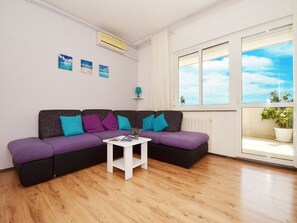 Suite Keluarga, 2 kamar tidur, balkon, pemandangan laut | Ruang keluarga | TV