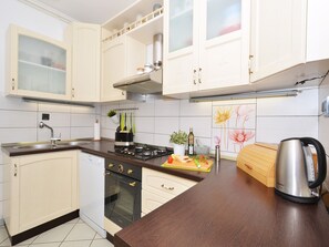 Suite Keluarga, 2 kamar tidur, balkon, pemandangan laut | Dapur pribadi | Lemari es besar, microwave, kompor, dan mesin pencuci piring