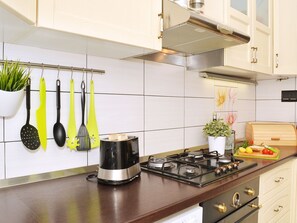 Suite Familiale, 2 chambres, balcon, vue mer | Cuisine privée | Grand réfrigérateur, micro-ondes, plaque de cuisson, lave-vaisselle