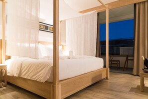 Un dormitorio moderno con una cama de madera con dosel, cortinas traslúcidas y vistas al exterior.