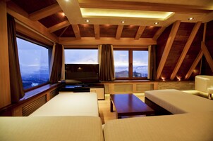 Suite Royal, 2 habitaciones, vistas a la montaña | Zona de estar | Una televisión de pantalla plana