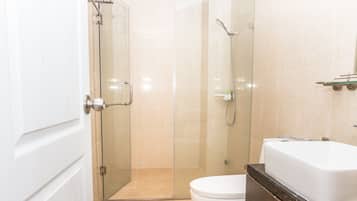 2 Bedrooms Apartment | Bathroom | Shower, towels