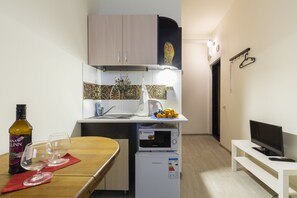 アパートメント (Cozy nest) | 専用簡易キッチン | 冷蔵庫、電子レンジ、コンロ、コーヒー / ティーメーカー