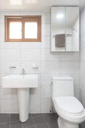 公寓 | 浴室 | 淋浴设施、免费洗浴用品、吹风机、拖鞋