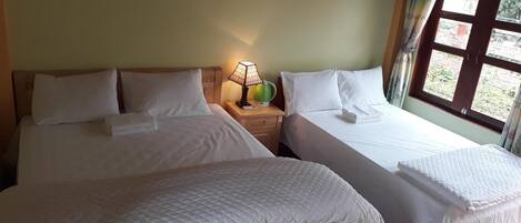 Skrivebord, lydisolert, wi-fi (inkludert) og sengetøy