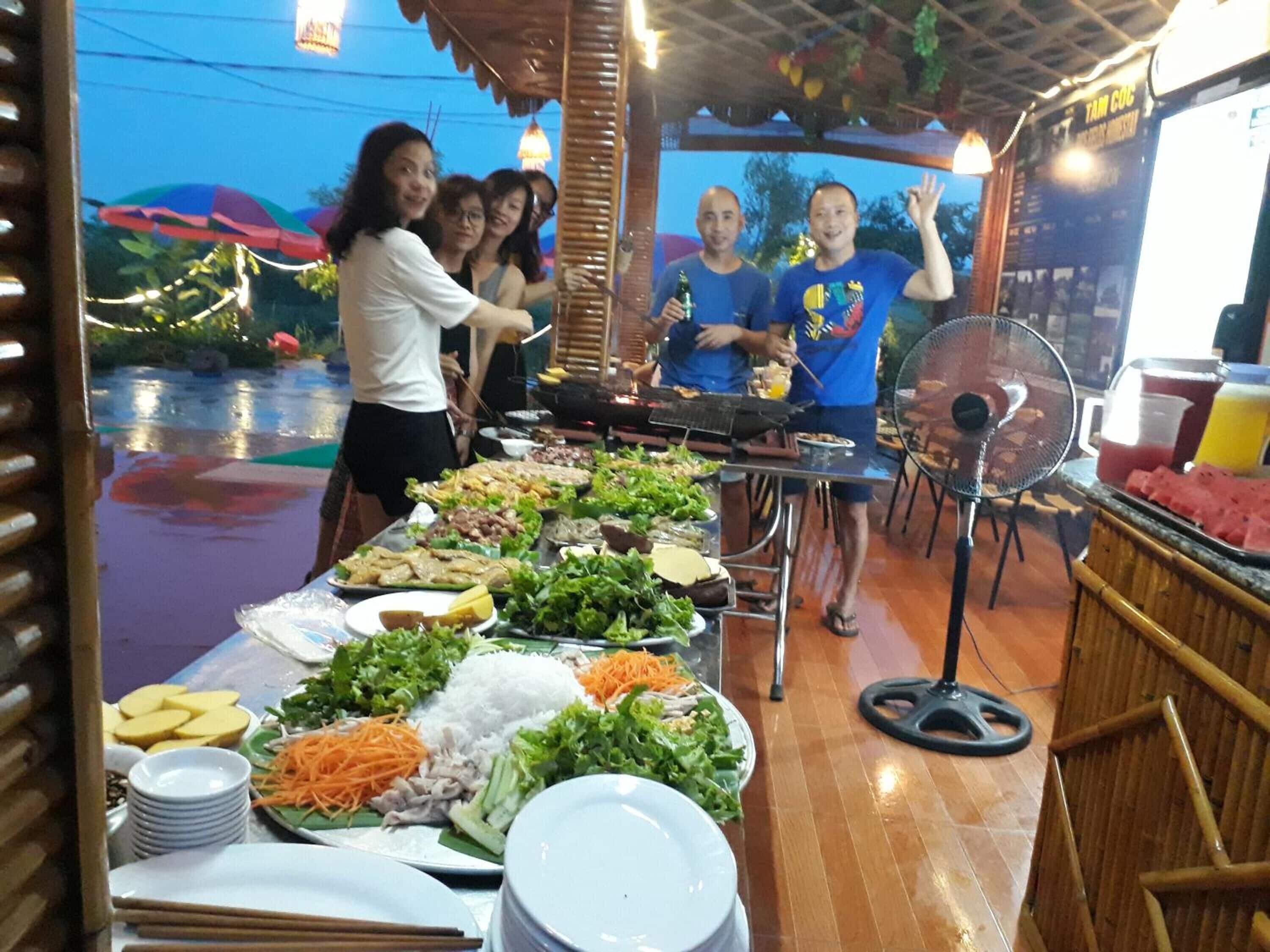Un tavolo da buffet con diversi piatti e una ventola.