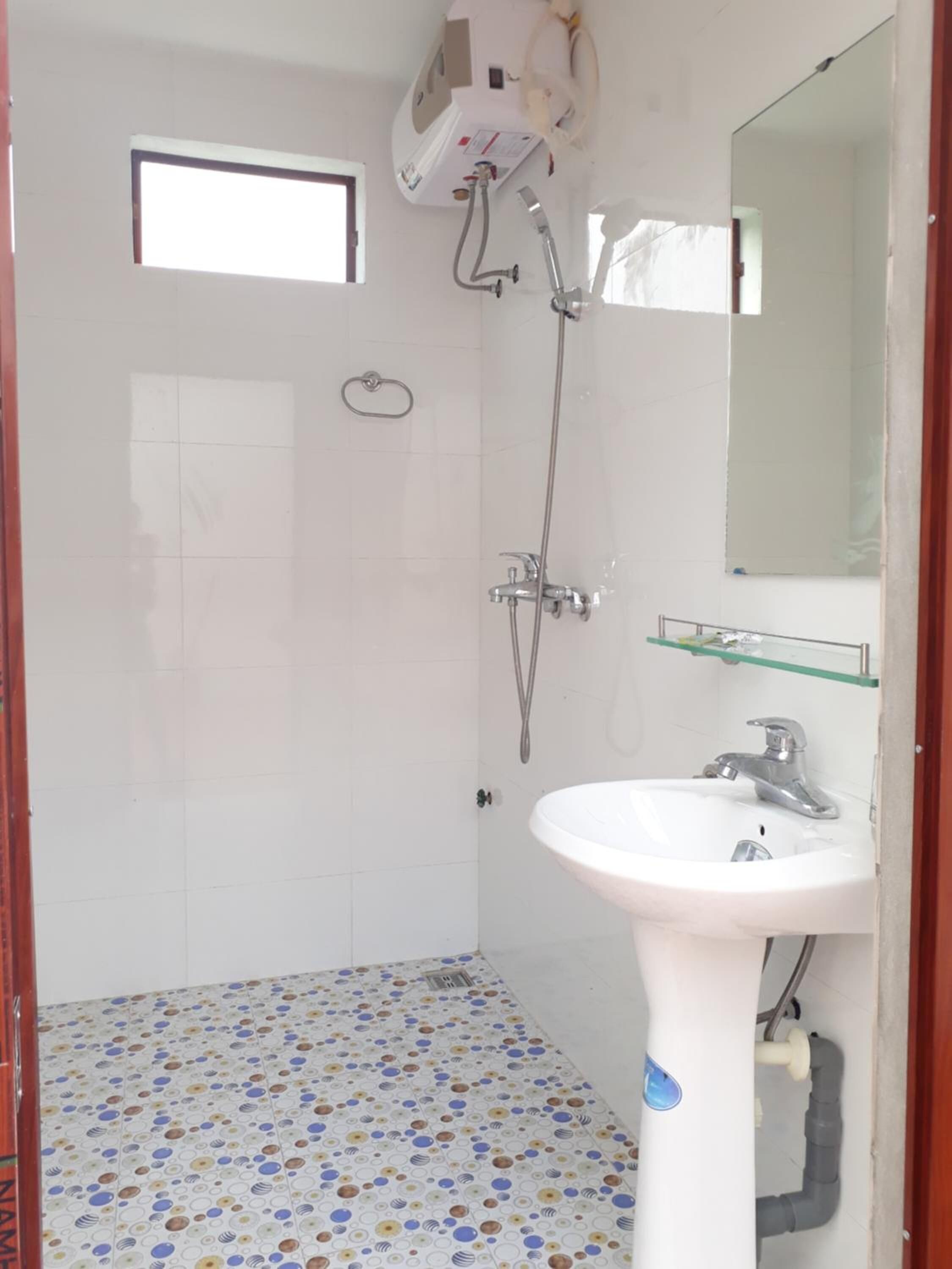 Dubbelrum - utsikt mot trädgården | Badrum | Gratis toalettartiklar, hårtork, tofflor och bidé
