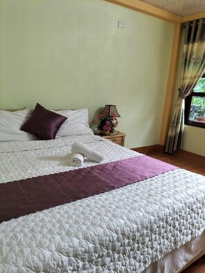 Dobbeltværelse - udsigt til have | Skrivebord, lydisolering, gratis Wi-Fi, sengetøj