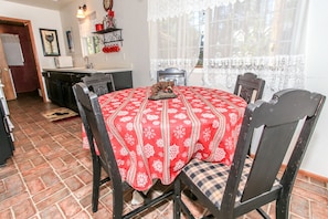 Cabana, 2 quartos | Cozinha privada | Cafeteira/chaleira, geladeira grande, micro-ondas, fogão