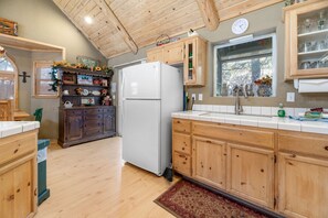 Cabin, 4 Bedrooms | Private kitchen | Full-size fridge, microwave, oven, stovetop