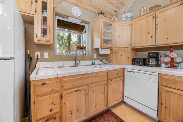 Cabin, 4 Bedrooms | Private kitchen