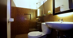 Deluxe Room | Bathroom | Shower, free toiletries, hair dryer, bidet - Yhotel (Butuan)
