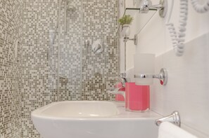 Triple Room | Bathroom sink - Speciale Guesthouse (Rome)