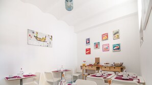 A dining area with tables set for breakfast, featuring a variety of food and drink options. - Speciale Guesthouse (Rome)