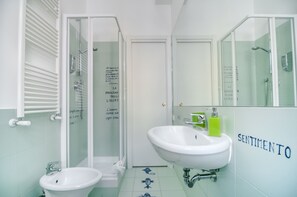 Habitación cuádruple | Baño | Regadera, amenidades de baño gratuitas, toallas 