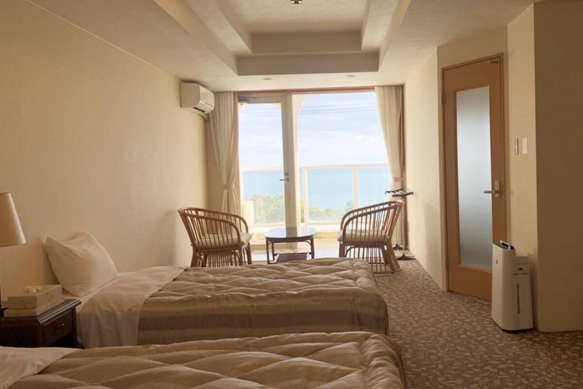 Escritorio, cortinas blackout, wifi gratis y ropa de cama