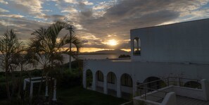 Vista frontal de la propiedad por la tarde o noche