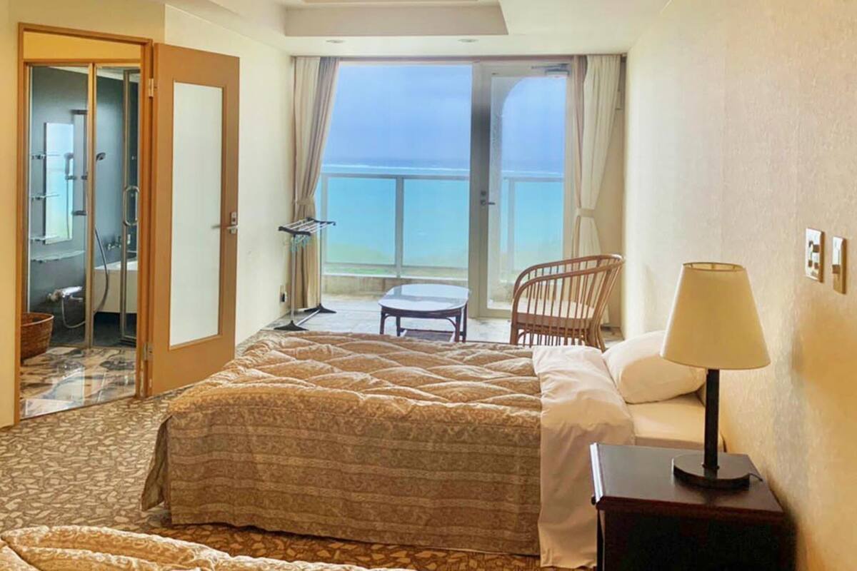 Escritorio, cortinas blackout, wifi gratis y ropa de cama