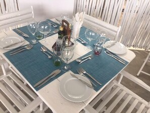 Serveert ontbijt, lunch, diner, internationale gerechten