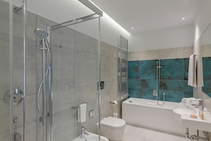 Deluxe Double Room | Bathroom