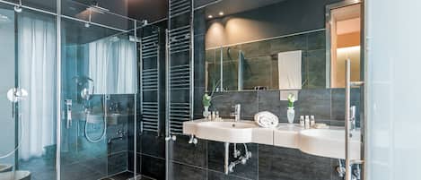 Superior Double Room | Bathroom | Bidet, towels