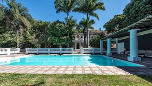 Outdoor pool - Villa Philippe (Rio de Janeiro)
