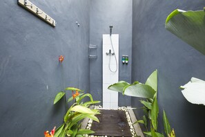 Shower, free toiletries, towels - Uma Sari Ubud  (Ubud)