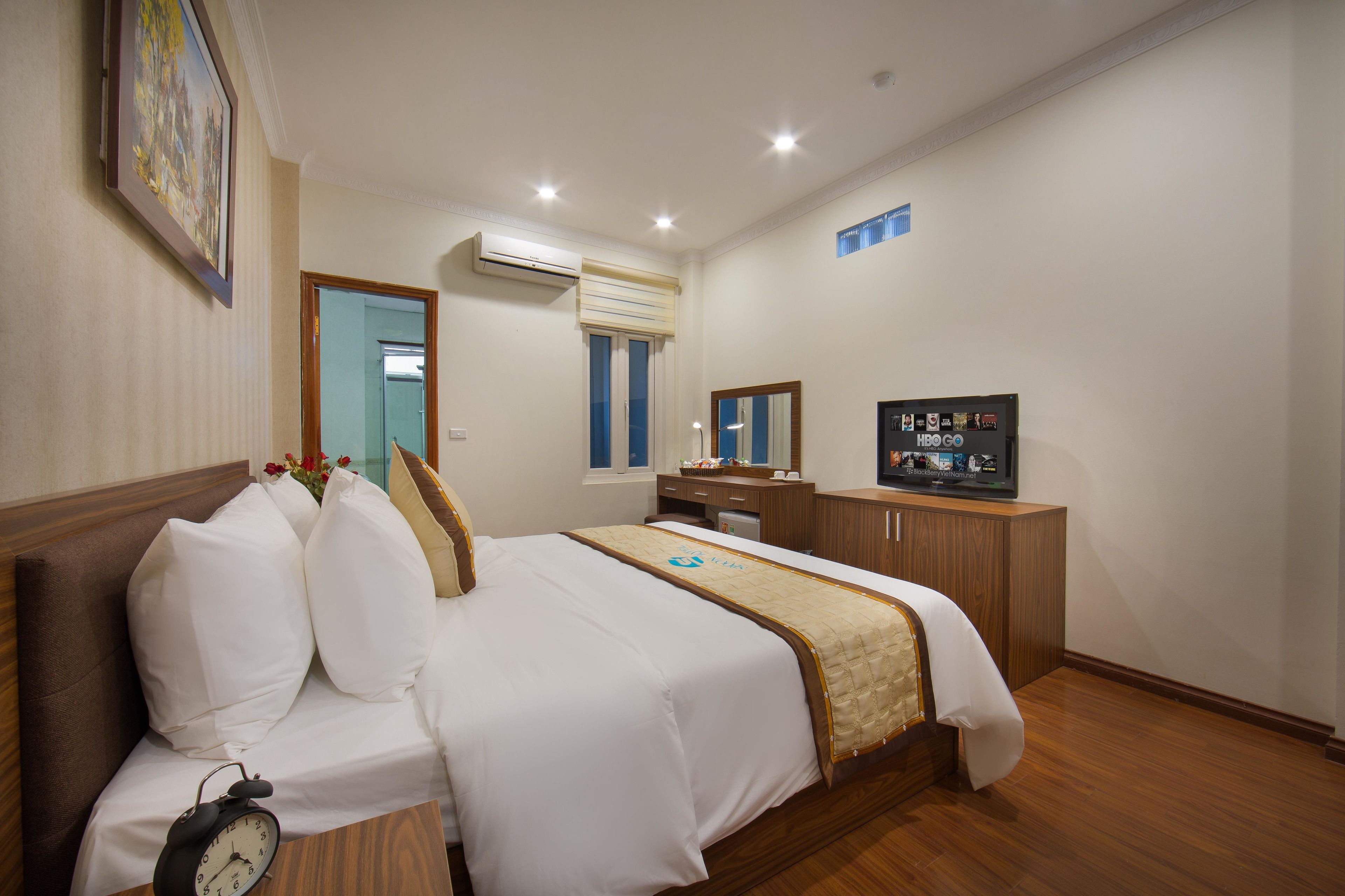 deluxe room | minibar, in-room safe, desk, soundproofing