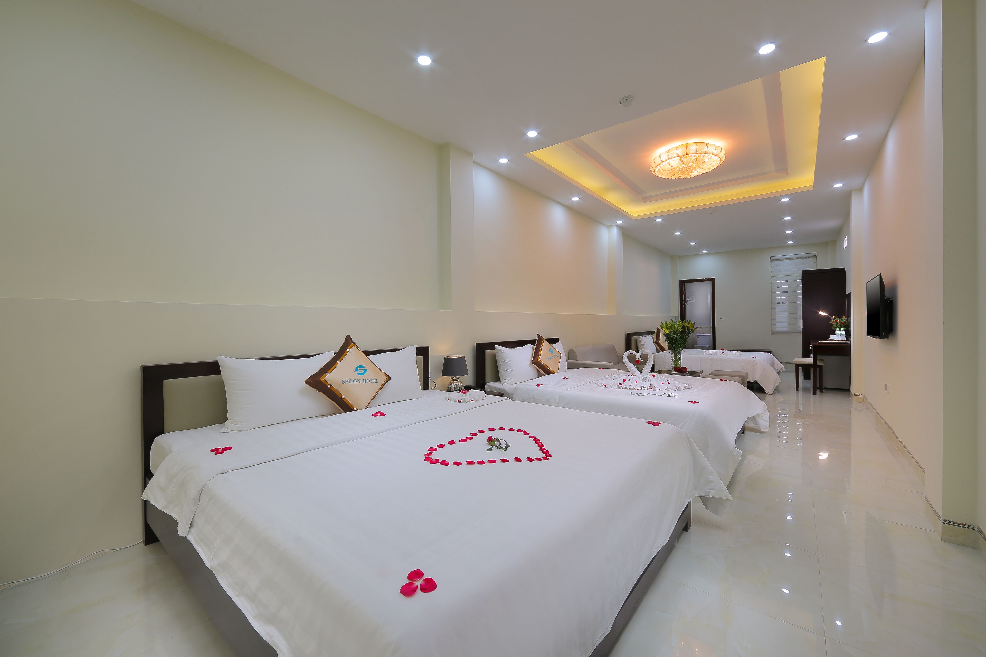 quiet suite family with skyline window | minibar, in-room safe, desk, soundproofing