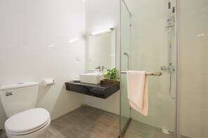 Shower, free toiletries, hair dryer, slippers - Spoon Hotel (Hanoi)