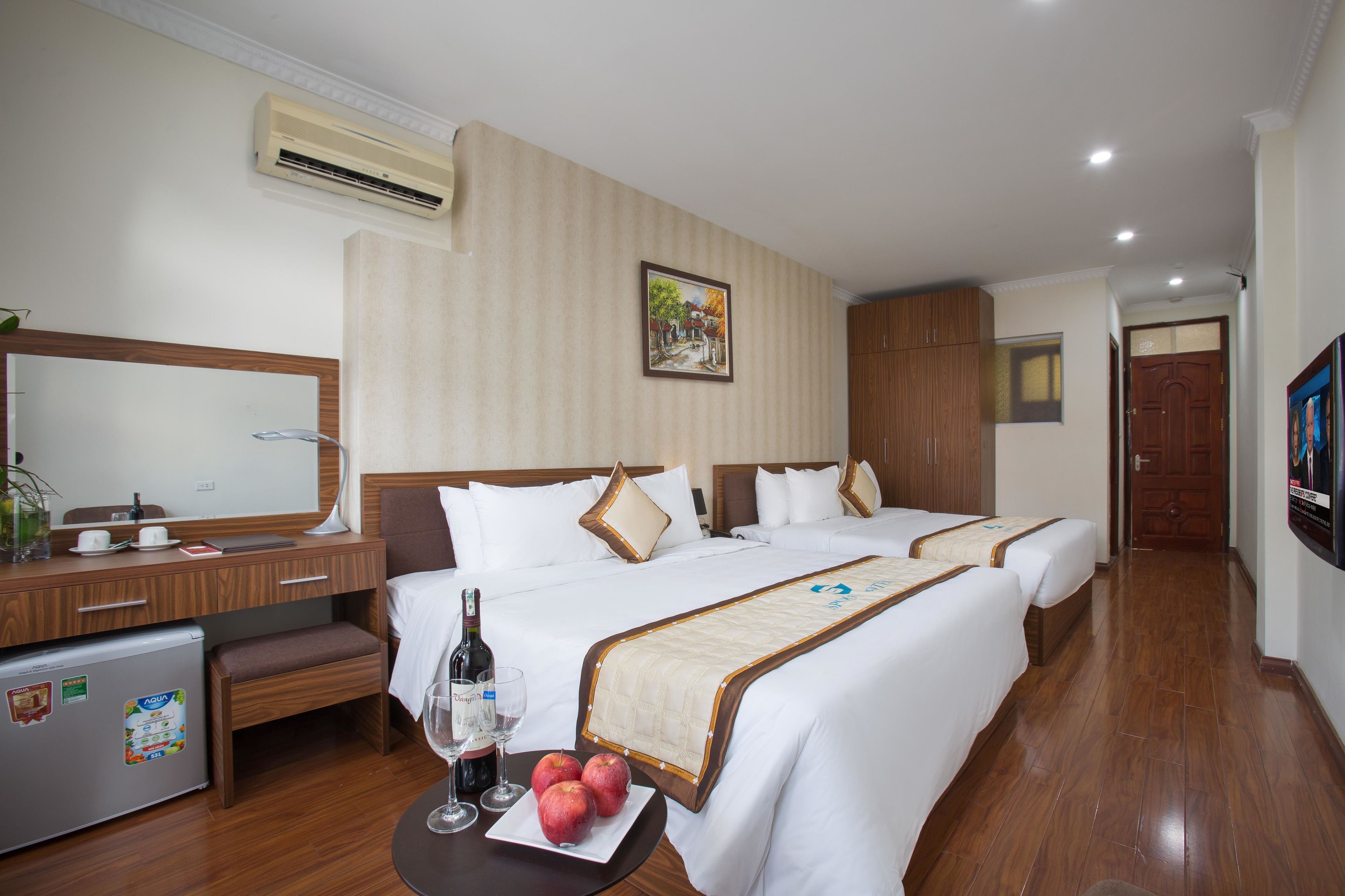 family room | minibar, in-room safe, desk, soundproofing