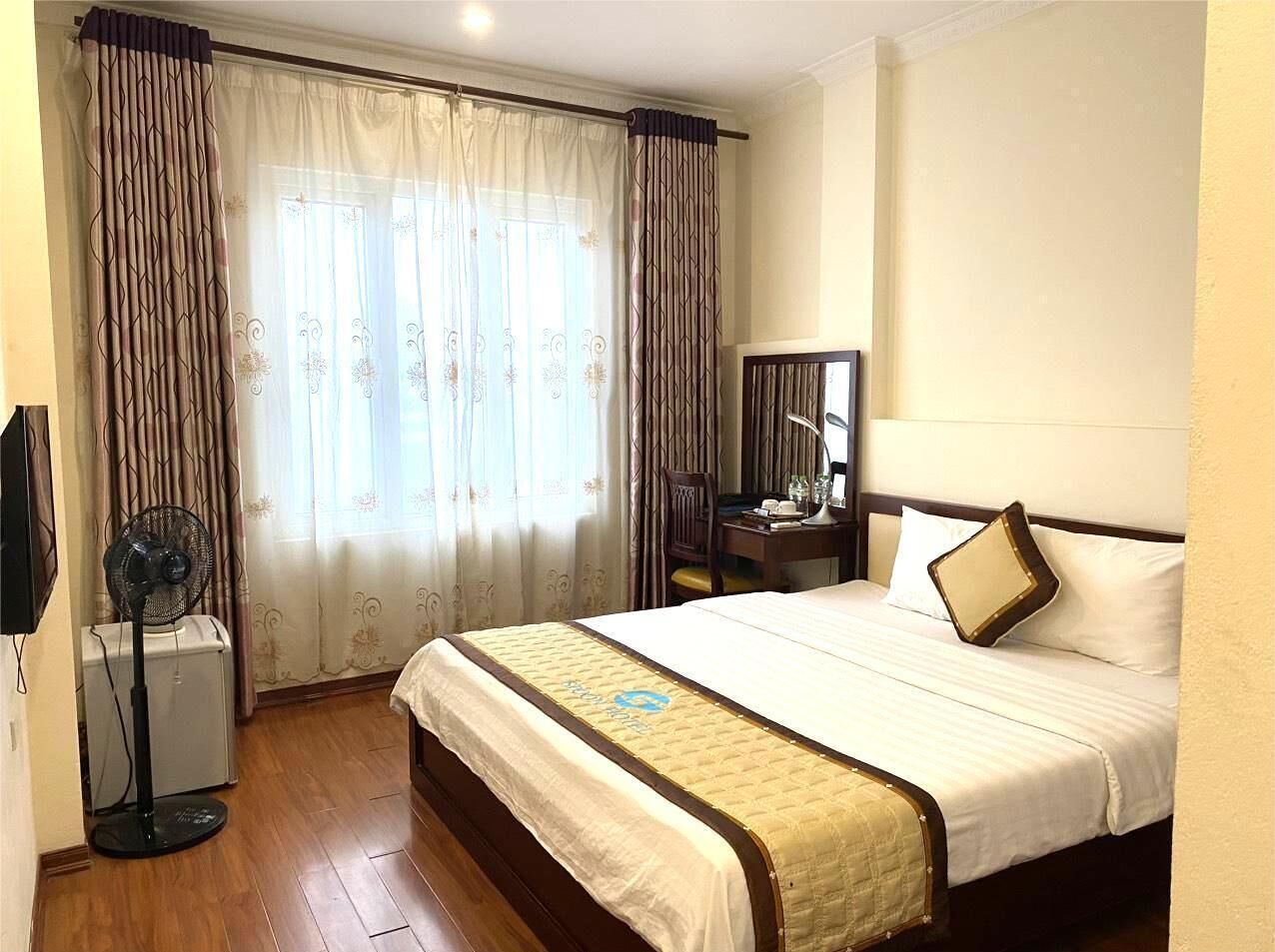 deluxe double room with city view | minibar, in-room safe, desk, soundproofing