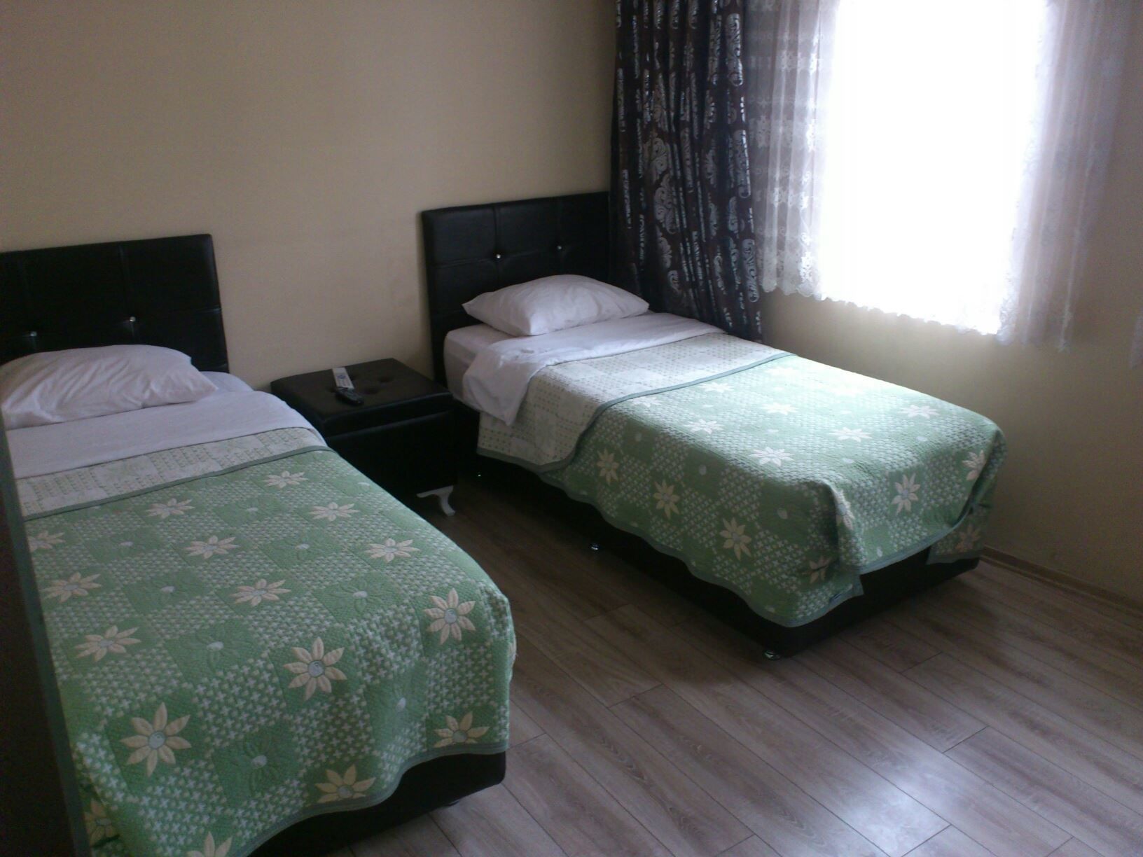 Standaard Twin kamer | Een bureau, een strijkplank/strijkijzer, gratis babybedden, gratis wifi