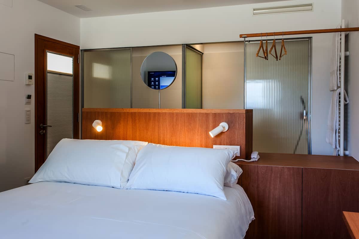 double room, non smoking, hot tub | premium bedding, memory-foam beds, minibar, in-room safe