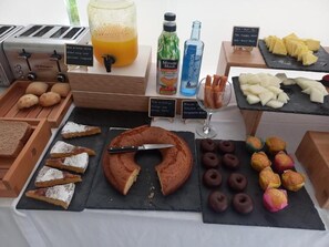 Petit déjeuner buffet (11 EUR par personne)